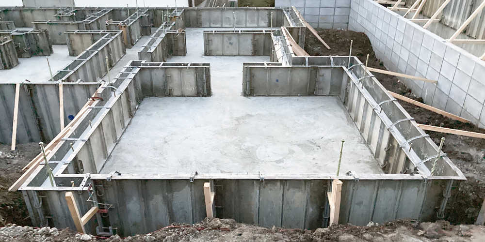 型枠大工ってどんな仕事？＝コンクリートの形をつくる仕事 🏗️ コンクリートが固まる前に“形”をつくる——それが型枠大工。 図面どおりに墨出し→型枠 組立→打設→養生→脱型まで、精度で品質を守ります。 🔧 こんな力が身につく ・図面読解とミリ単位の精度 ・チームで