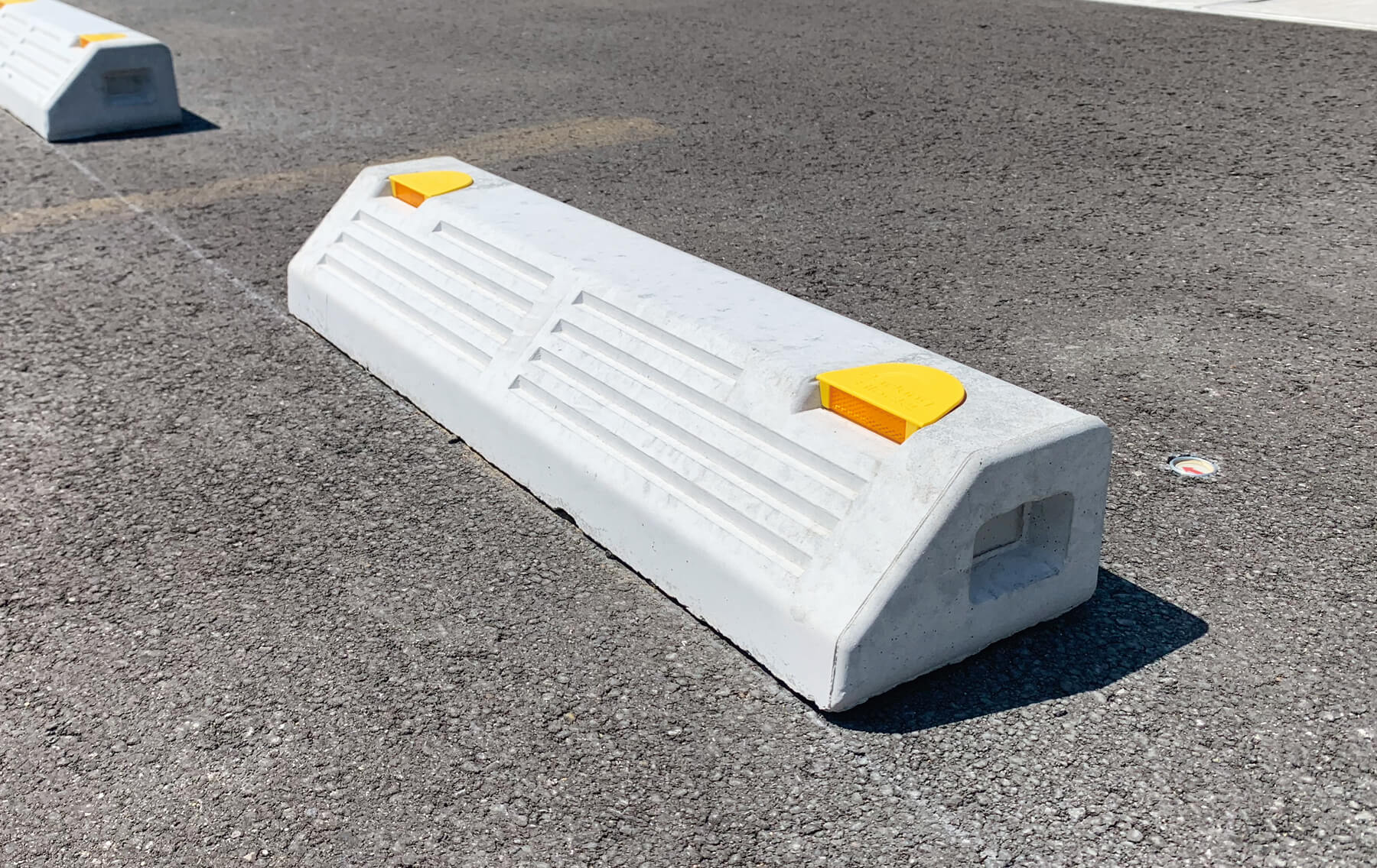 Amazon.co.jp: ofme パーキングブロック セット販売 車止め 車輪止め タイヤストッパー 駐車場 反射板付き 固定アンカー付き2本セット: 車＆バイク