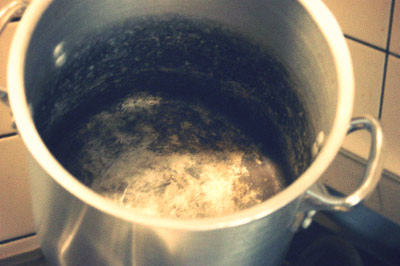 ナイロンたわしでアルミ鍋の茶色い変色は落とせるか！？ よみがえれ無水鍋わなものぐらし