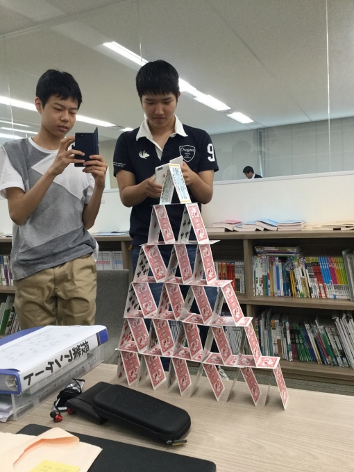 3分でわかる日本最大40段三角トランプタワーの作り方