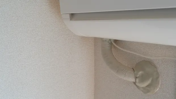 エアコンの配管パテは劣化します！雨漏りする前にエアコンの配管パテを付け直す方法