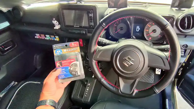 ステアリングホイール ハンドルカバー ステアリングホイールカバー DIY 縫製 通気性と滑り止め ユニバーサルレザ