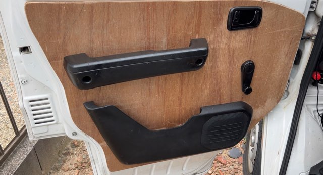 バンライフ車の内装DIYをプロが解説！車内の板張り方法とは？軽バンがキャンピングカーに - カエライフ ～ クルマとカスタムで暮らしをカエるーCUSTOMENJOY LIFE