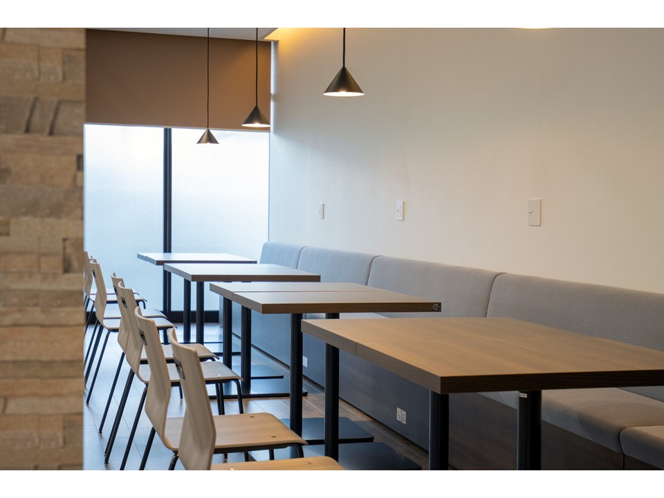 社員食堂導入のメリットとは？運営方式や家具レイアウト事例を紹介コラムオフィス移転・レイアウト・デザインコクヨマーケティング