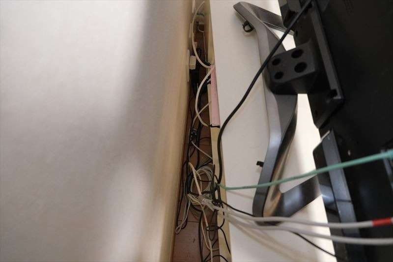 壁掛けテレビの配線隠しと収納がこれ一台で解決