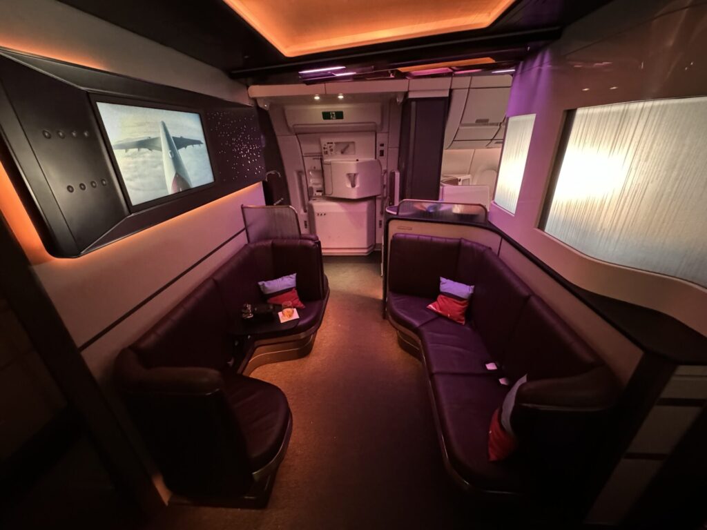 アッパークラスシートを成田空港に展示ヴァージン アトランティック航空のプレスリリース