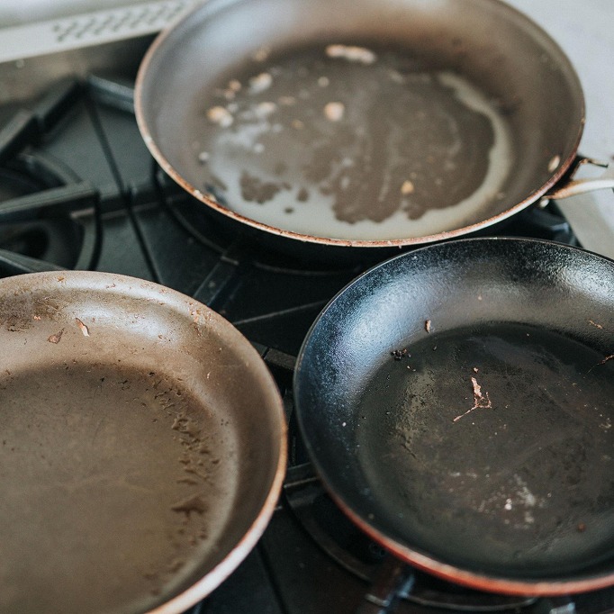 フライパン・鍋の外側の焦げ・油汚れの落とし方は？重曹・クエン酸など紹介！特集・コラム - ディノス
