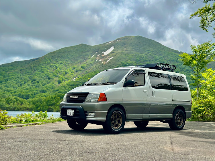 グランドハイエースのグランドハイエースロング特装・リフトアップ ミニバン・海外仕様・拾い物画像・憧れの車高に関するカスタム事例車のカスタム情報はCARTUNE