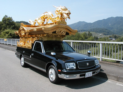 絶滅寸前の「宮型霊柩車」がいま、海外で見直されている！？ - RKB毎日放送