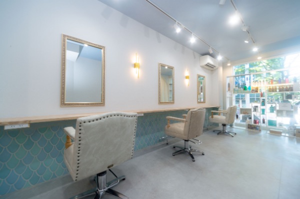 ナチュラルフレンチ風の小さな小屋が愛らしい。 ずっと夢見ていたヘアサロンをオープン