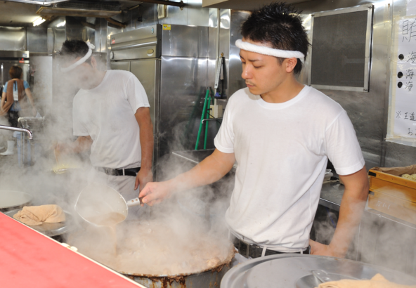 日清 SUSURUも唸るコレぞ家系『王道家 豚骨醤油ラーメン』白飯に合うぶっ濃い一杯を食べた！北東北のラーメン食べ歩き道楽のブログ