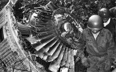 日本航空ジャンボ機の墜落現場に散乱する機体胴体部 ：日航機墜落事故 写真特集：時事ドットコム