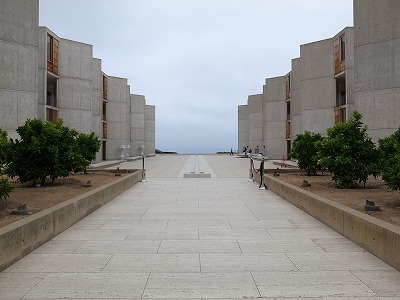 巨匠ルイス・カーンが設計した、もはやアートや彫刻のような「ソーク研究所」。 -casa