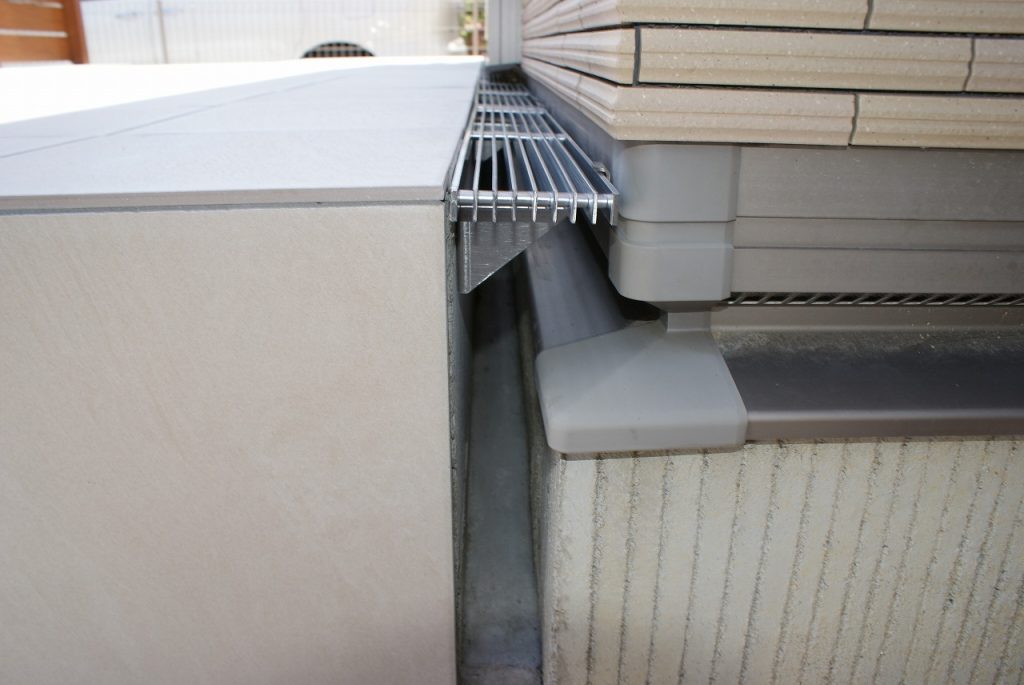 基礎化粧部分の剥がれと隙間娘が家を建てました