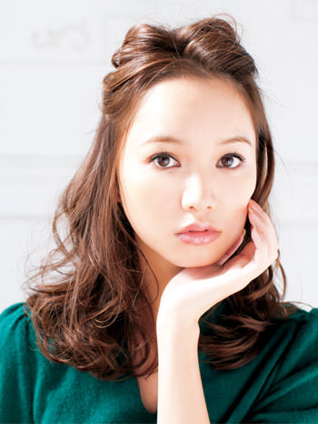 ポニーテールの前髪はどうすべき？ スタイリングのコツ＆最新ヘアアレンジを解説