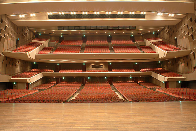 神奈川県民ホール 設計：日建設計 竣工：1974年 夜に一際目をひく神奈川県民ホール 老朽化に伴い3月いっぱいで休館になるそうです神奈川県民ホール日建設計建築巡り建築探訪建築写真横浜建築横浜建築巡り建築