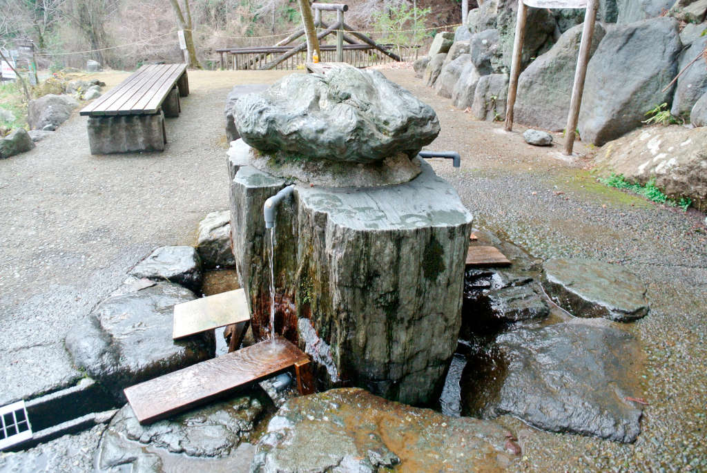 葛葉の泉は駐車場で29℃ 河原に近づくとさらに－１℃ とりあえず４リットル汲んだ