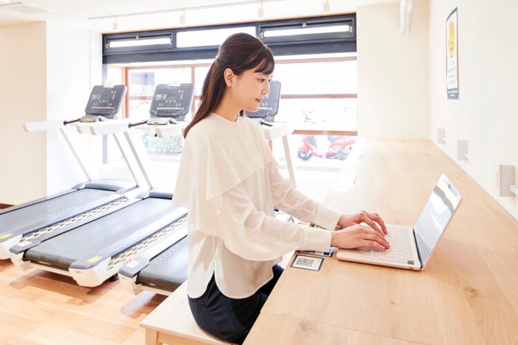 座ったまま腰や脚をマッサージできる。「かたお」が仕事中のながら運動にピッタリだったBusiness Insider Japan