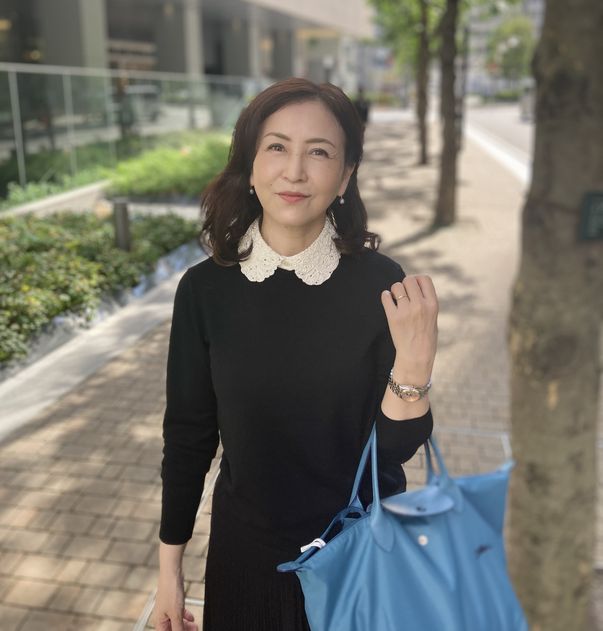 食器売り場の女性店員 28202000241 の写真・イラスト素材アマナイメージズ