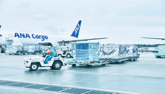 JAPAN AIRLINESJAL- 貨物室には旅客手荷物を積んだコンテナも搭載されていますが、貨物とは搬送先が異なるので、事前に搭載情報を確認しチームワークを大切に作業を行っています。Facebook