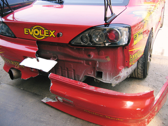 バンパーの割れ修理事 姫路市よりプリウス姫路市の板金塗装キズへこみ事故車の修理 実績7000台 カーメイクアップキタダ