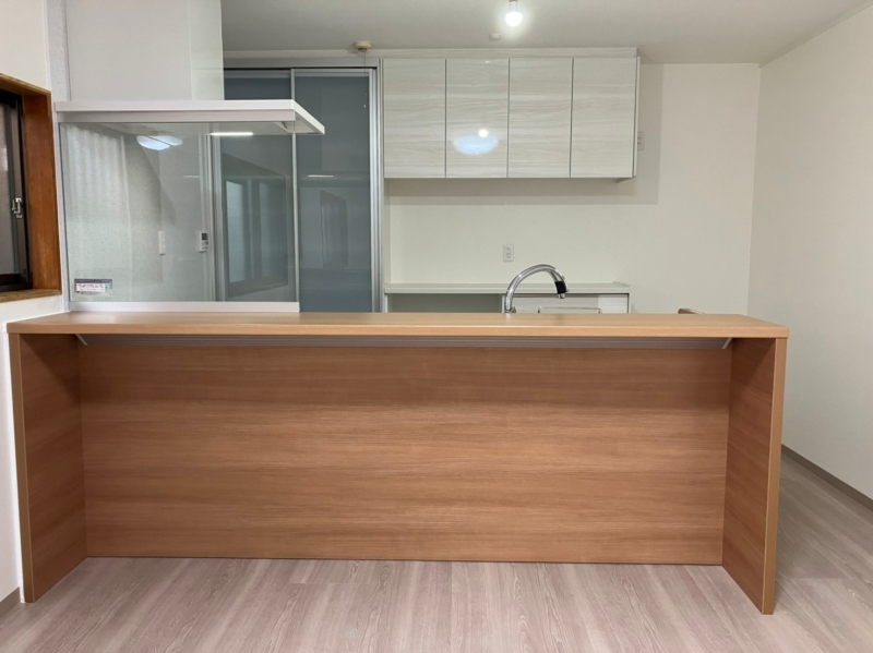 八尾市でカウンターを造作して対面キッチン風にしました