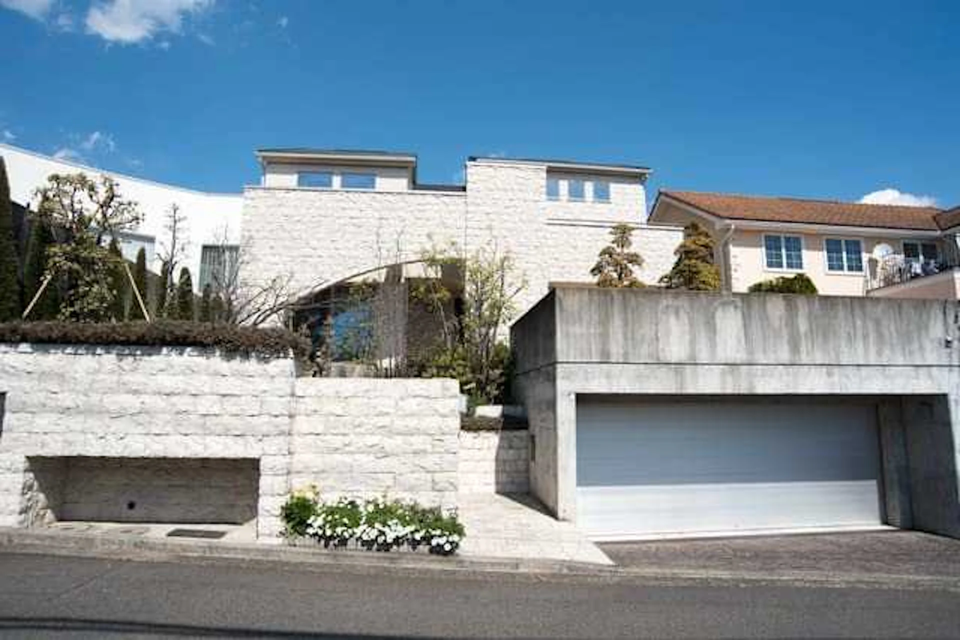 半地下の駐車場でもっと敷地を有効活用