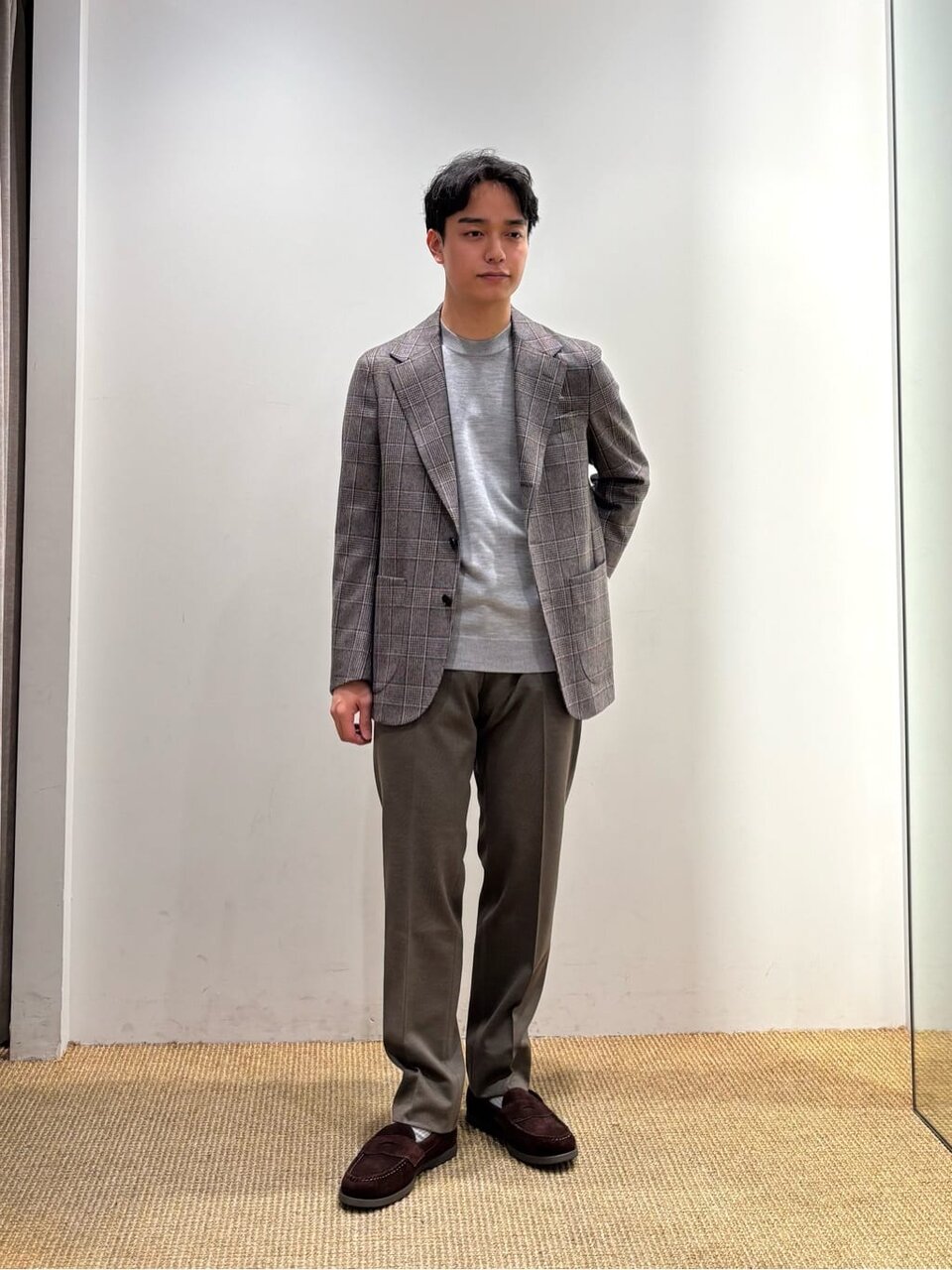 ジャケット×スニーカーはビジネスにもあり！選び方や着こなしのポイントを解説