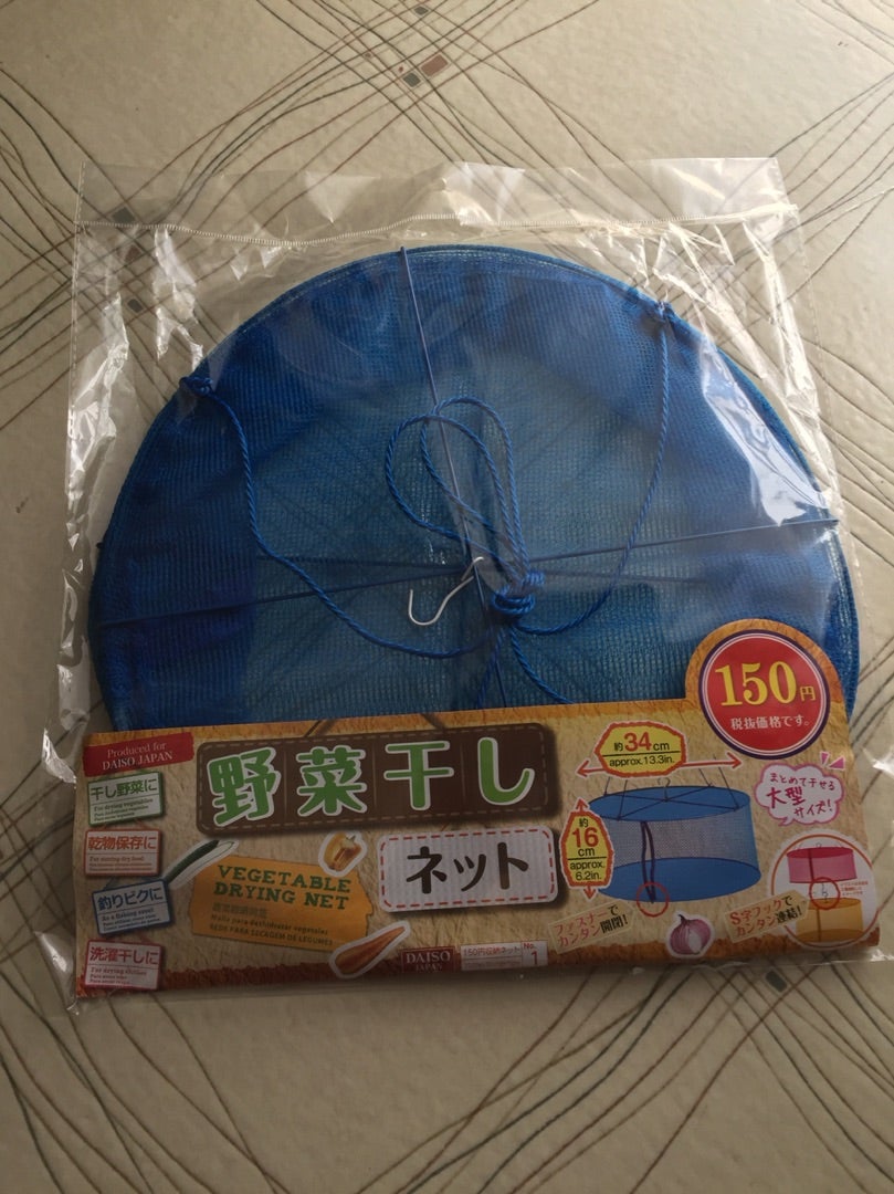 パインです！ ⁡ ダイソーで干し野菜ネット使ったら 簡単ににたくさんの干し野菜が作れた♡ ⁡ 問題は収納なんだけど 薄くたためるので隙間に収納できるからオススメ ⁡ 1個 220円なんだけど 1段 2段 3段〜と吊り下げて増設可能 ⁡ ⁡ 最近 干し野菜に興味津々♡ ⁡ 特に 大根