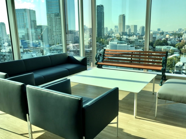 こんにちは ✨Canvas土浦オフィスです✨️ 今回は5階休憩室のご紹介！ Canvas土浦オフィスには広い休憩室がございます！※こちらは土足禁止エリアです 3人掛けのふわふわのソファー 1人用のソファーもあります！ どちらにもサイドテーブルがあって飲み物や本が置けます