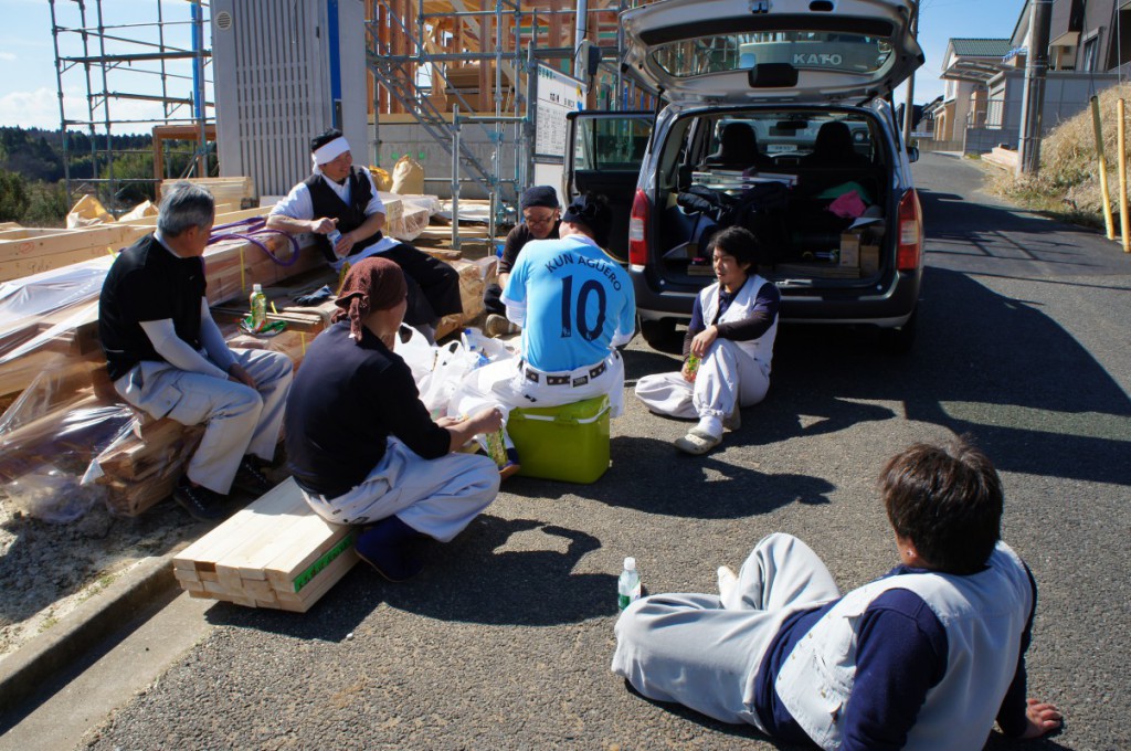 大工仕事の最中に家主さんから貰った差し入れが温かすぎて目から汗が出る「こういう汗ならたくさん流したい」2ページ目- Togetterトゥギャッター