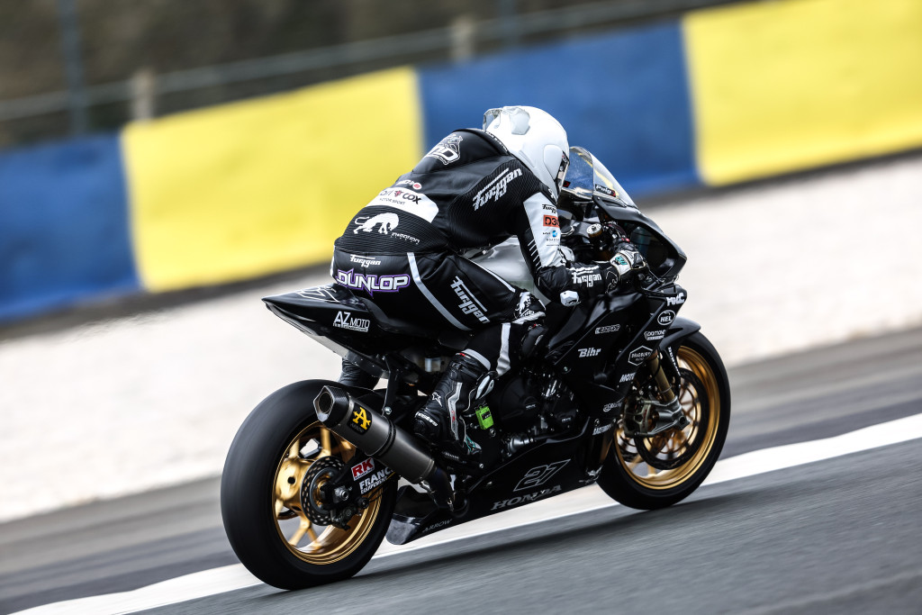 画像ギャラリー 「マン島TTレースサポート40周年を迎えたアライ」記念パレードにはダンロップ選手など歴戦のアライライダーが参加モーサイ