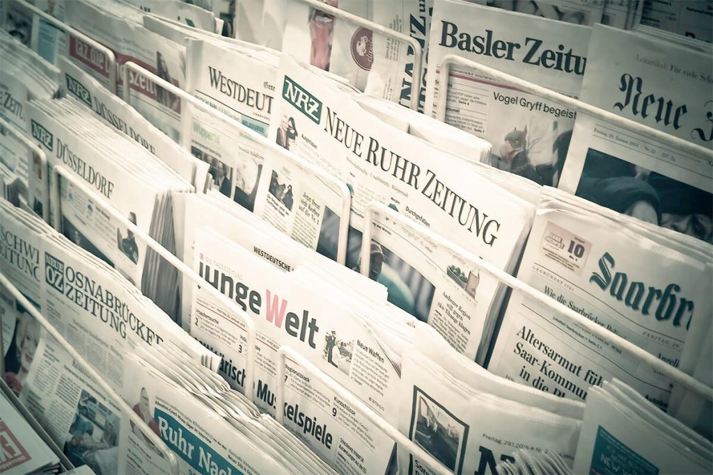 新聞ストッカー キャスター 新聞紙 ラック スチール おしゃれ 新聞入れ 新聞収納 A4 オフィス 収納 リビング 整理 雑誌ラック ストッカー組み立て簡単 2カラー : TTWO - 通販 - Yahoo!ショッピング