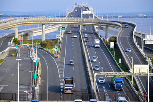 四街道の交通安全 先日、四街道市内で 可搬式オービスによる速度取り締まりが行われました。可搬式オービスは、写真のように持ち運びができますので、様々な道路で取り締まりが可能です。 生活道路における危険運転、それに伴う悲しい事故を出来るだけ減らせるよう