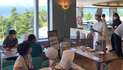 🍰🍷🎆, 人気で倍率高めのシャトレーゼ体感ツアーに参加してきました！, 2024.09.11-12山梨宿泊。,甲府駅に集合したらバスでシャトレーゼホテルにらさきの森へ🚌, ❁焼きたてお菓子作り体験, プレミアムアップルパイ作り🍎, ❁白州工場見学,水の飲み比べと出来立てあんこの試食, アイス製造レーンを見学, 出来立てチョコバッキーを試食, ❁ホテルでワイン・日本酒のテイスティング会,