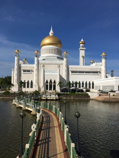 お金持ちの王様がいる「ブルネイ」ってどんな国？ 金色のモスクと7つ星ホテル、水上集落の多面的な国の魅力とは HugKum世界紀行HugKum はぐくむ