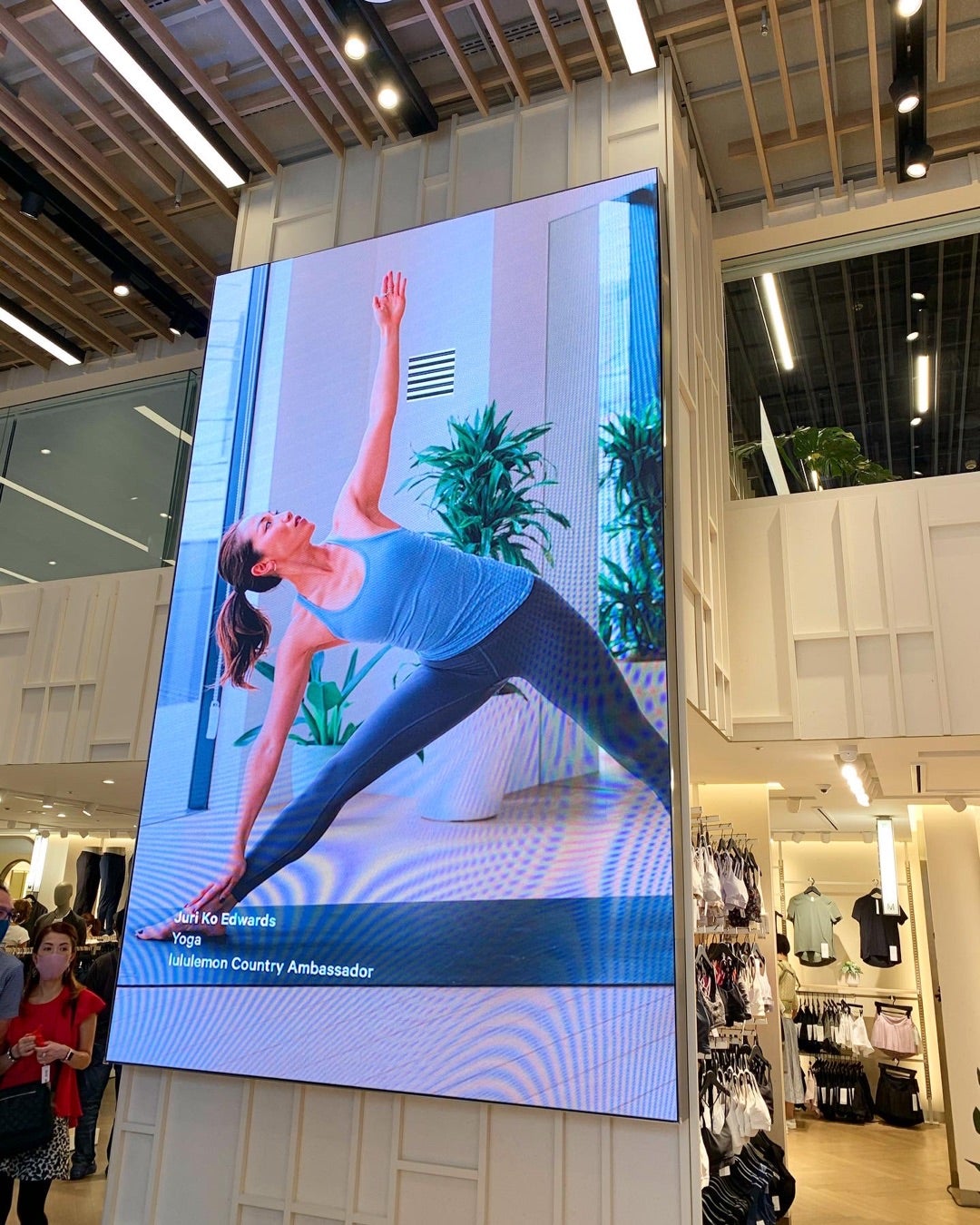 ルルレモン六本木ヒルズ店へ🍋 @inouenaho1207 がいつもかわいいレギンス履いてて気になってたら誘ってくれた😂❤️まさかのまさかの ルルレモンからゴルフラインが発売開始されてて全部試着させてもらったけど軽すぎてびっくり😳 ストレッチも効いてて、スカートは絶妙な