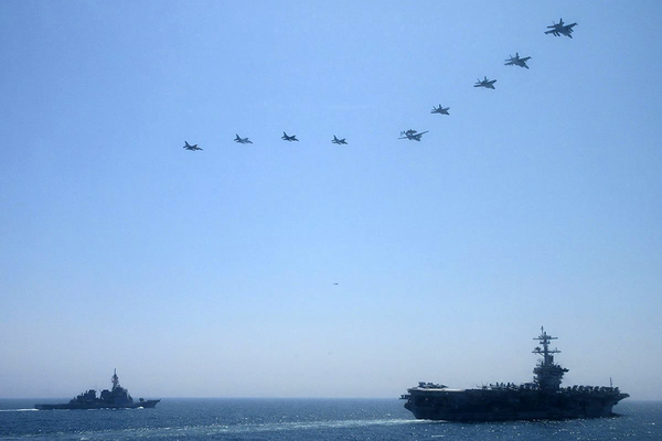 米原子力空母が佐世保入港 出撃基地化 市民ら抗議