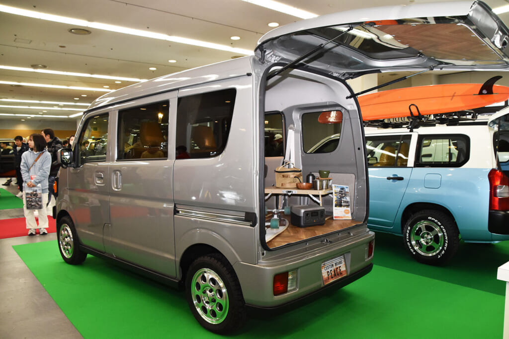 新型エブリィマイナーチェンジ新車丸目キット 新車エブリィ、ご納車でした🩶🩶モスグレーメタリックカスタムパーツPEACE の丸目キットを装着するだけで一気におしゃれ度UPしますね👀🌼 新車販売も受け付けております！ 是非ご相談ください🙇🏽‍♀️❣️