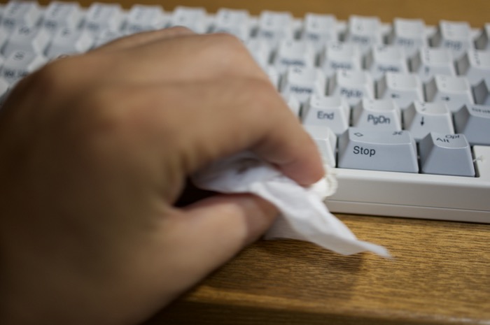 キーボードの掃除 手あか汚れの落とし方＆ホコリを簡単にのぞく方法