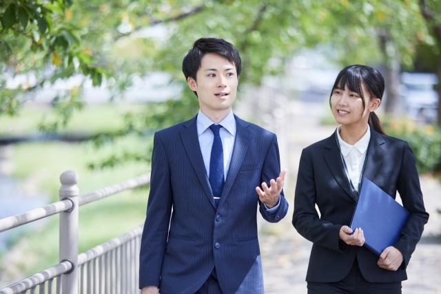 就活スーツ レディースの基本 着こなしのプロが色選びやマナーを解説 - 仕事を楽しく、視野を広く - JOB STORY