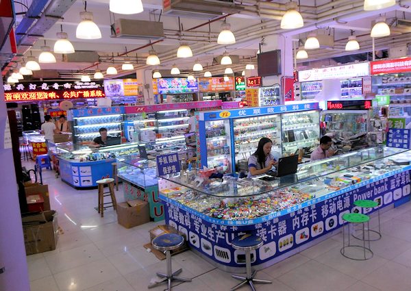 深セン華強北の歴史スマホケースショップガジェット&スマホアクセサリ