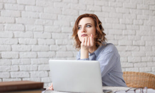 仕事で頑張る女性を労わる男性イラスト - No: 1752061無料イラスト・フリー素材なら「イラストAC」