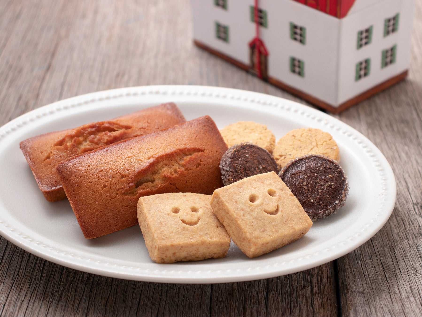 Merci Cake」 フランス語で「ありがとう」の意味の｢Merci」を 名前に付けたケイク。 レモンコンフィがたっぷり入った生地にレモンのアイシング。 贈り物はもちろん。 可愛いケイクはおもてなしのお菓子にも。 活版印刷で作ったromi-unieオリジナルの ｢Merci」のカード