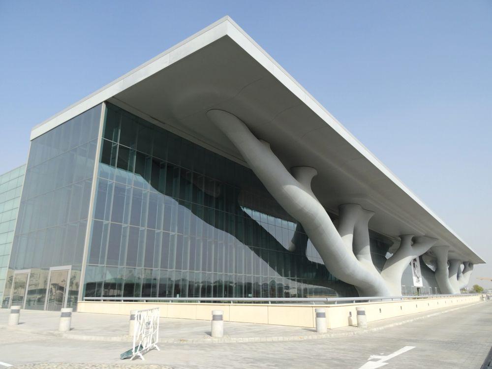 🌳 カタール・ナショナル・コンベンション・センター ① 設計：磯崎新 Qatar National Convention CenterArchitect：Arata Isozaki . 📍カタール DohaQatar 大木に支えられているような不思議な建築。教育施設が立ち並ぶエリアにあり、 講演会などのイベントが行