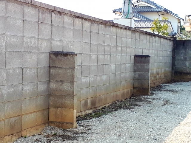 ブロック塀とフェンスはどちらが安い？メリット・デメリットと費用相場を解説