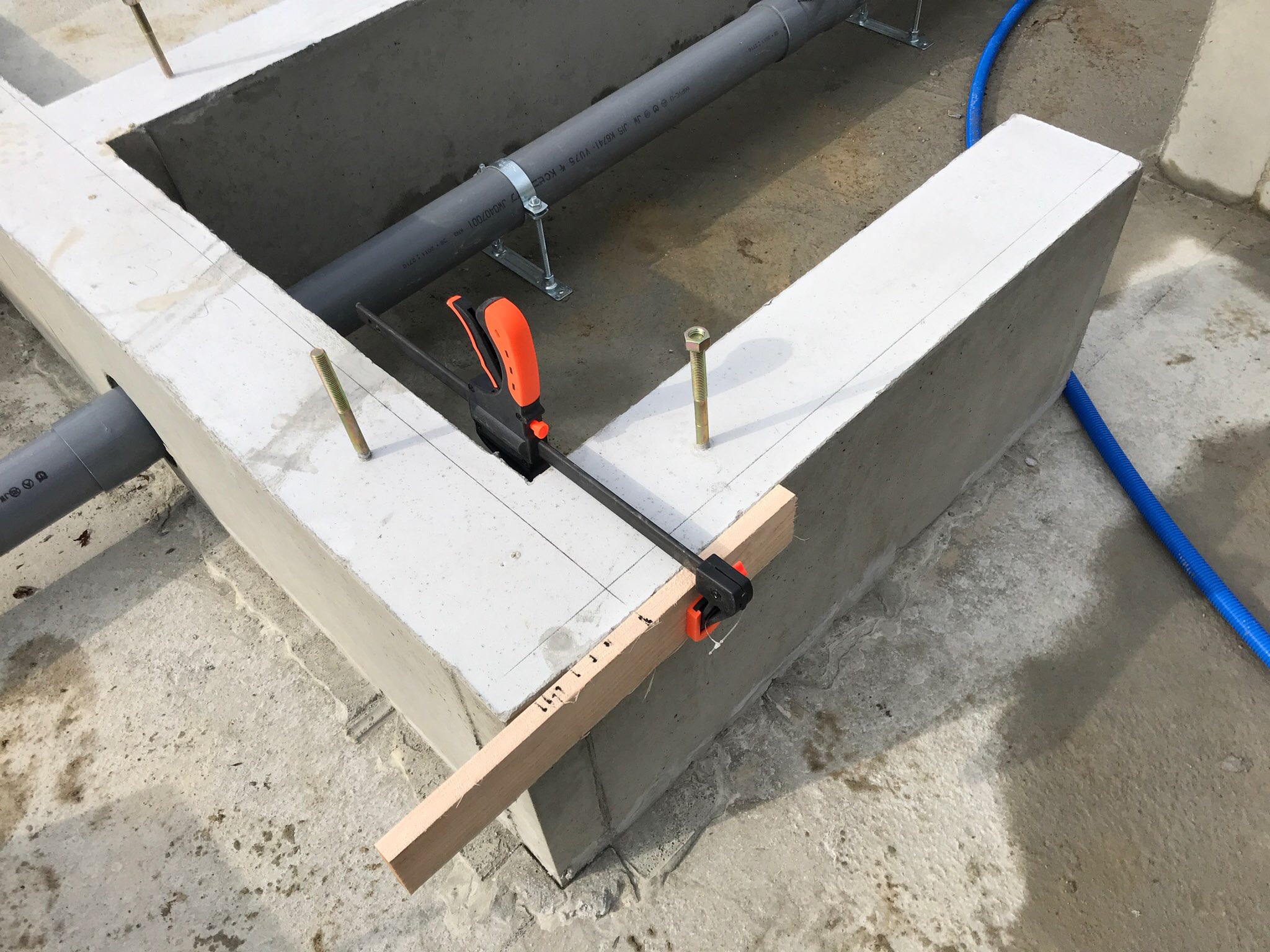 2日目 砕石工事続き・捨てコン・墨出し工事 – SWEETs DISH～SAKITATEでスウェーデンハウスを建てるぞ☆～