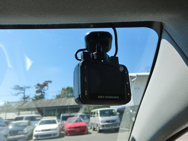 ドライブレコーダーを運転席側に取り付けるってどんなメリットがあるの？でもやっぱり助手席側でしょ！？ドラ・ビュー！ Driview!