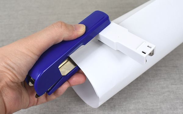 ダイソーに最強のホッチキス現る 中綴じが簡単すぎて快感すら覚える東京バーゲンマニア