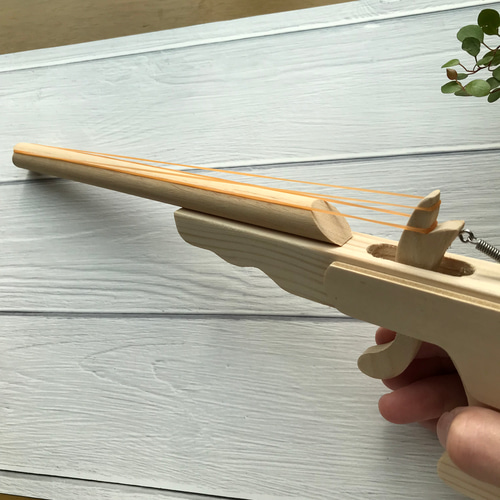 紙の弾丸を使って遊べるダンボール製のライフル「Paper Shooters」 - GIGAZINE
